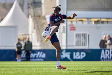 Entrenamiento del primer equipo de Osasuna en Tajonar con la presencia de integrantes de la 'Grada Social'