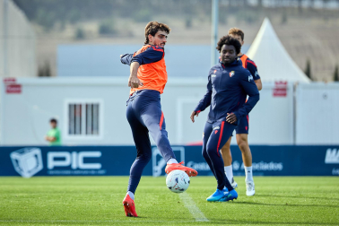 Entrenamiento del primer equipo de Osasuna en Tajonar con la presencia de integrantes de la 'Grada Social'