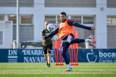 Entrenamiento del primer equipo de Osasuna en Tajonar con la presencia de integrantes de la 'Grada Social'