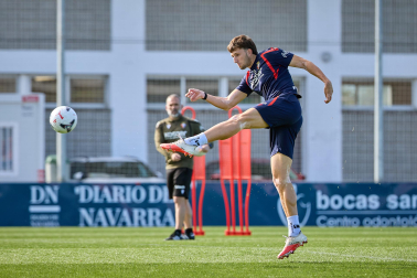 Entrenamiento del primer equipo de Osasuna en Tajonar con la presencia de integrantes de la 'Grada Social'