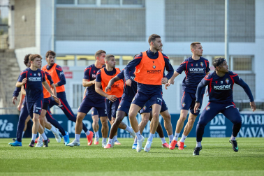 Entrenamiento del primer equipo de Osasuna en Tajonar con la presencia de integrantes de la 'Grada Social'