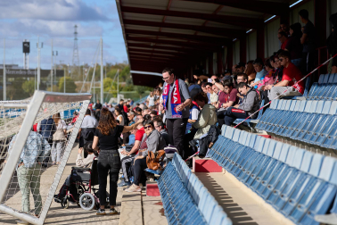 Entrenamiento del primer equipo de Osasuna en Tajonar con la presencia de integrantes de la 'Grada Social'