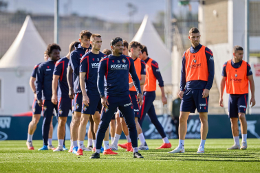 Entrenamiento del primer equipo de Osasuna en Tajonar con la presencia de integrantes de la 'Grada Social'
