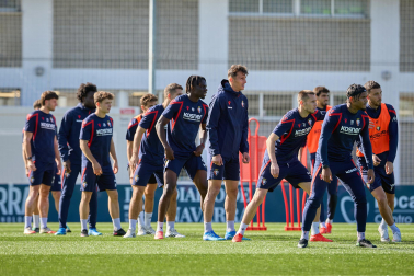 Entrenamiento del primer equipo de Osasuna en Tajonar con la presencia de integrantes de la 'Grada Social'