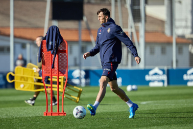 Entrenamiento del primer equipo de Osasuna en Tajonar con la presencia de integrantes de la 'Grada Social'