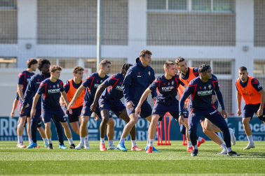 Entrenamiento del primer equipo de Osasuna en Tajonar con la presencia de integrantes de la 'Grada Social'