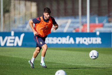 Entrenamiento del primer equipo de Osasuna en Tajonar con la presencia de integrantes de la 'Grada Social'