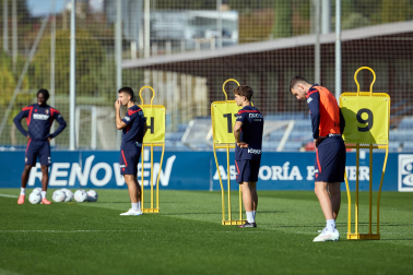 Entrenamiento del primer equipo de Osasuna en Tajonar con la presencia de integrantes de la 'Grada Social'