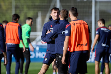 Entrenamiento del primer equipo de Osasuna en Tajonar con la presencia de integrantes de la 'Grada Social'