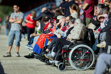 Entrenamiento del primer equipo de Osasuna en Tajonar con la presencia de integrantes de la 'Grada Social'