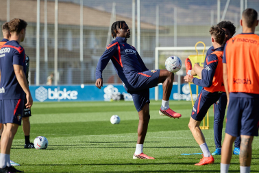 Entrenamiento del primer equipo de Osasuna en Tajonar con la presencia de integrantes de la 'Grada Social'