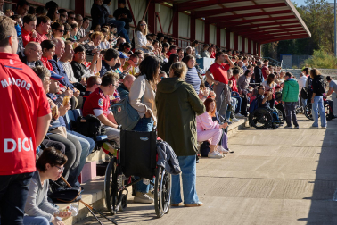 Entrenamiento del primer equipo de Osasuna en Tajonar con la presencia de integrantes de la 'Grada Social'