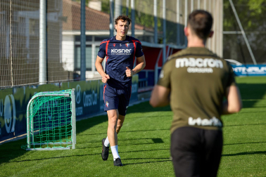 Entrenamiento del primer equipo de Osasuna en Tajonar con la presencia de integrantes de la 'Grada Social'