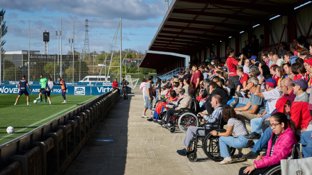 Entrenamiento del primer equipo de Osasuna en Tajonar con la presencia de integrantes de la 'Grada Social'