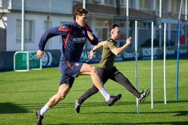 Entrenamiento del primer equipo de Osasuna en Tajonar con la presencia de integrantes de la 'Grada Social'