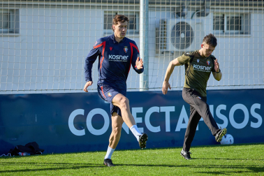 Entrenamiento del primer equipo de Osasuna en Tajonar con la presencia de integrantes de la 'Grada Social'