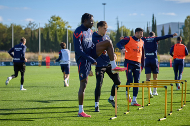 Entrenamiento del primer equipo de Osasuna en Tajonar con la presencia de integrantes de la 'Grada Social'