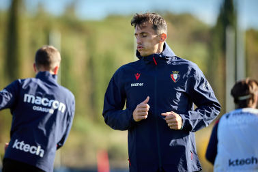 Entrenamiento del primer equipo de Osasuna en Tajonar con la presencia de integrantes de la 'Grada Social'