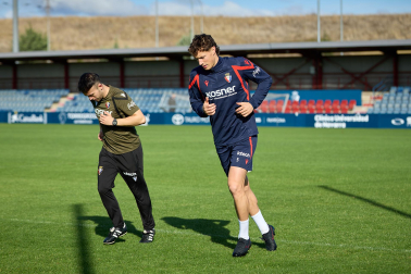 Entrenamiento del primer equipo de Osasuna en Tajonar con la presencia de integrantes de la 'Grada Social'