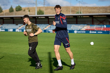 Entrenamiento del primer equipo de Osasuna en Tajonar con la presencia de integrantes de la 'Grada Social'