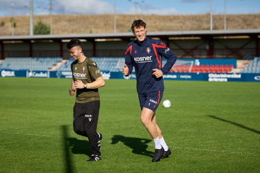 Entrenamiento del primer equipo de Osasuna en Tajonar con la presencia de integrantes de la 'Grada Social'