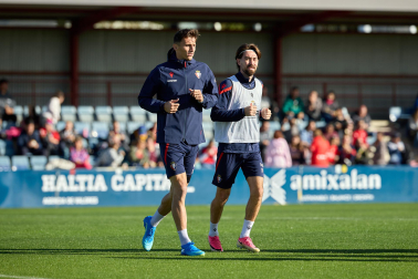 Entrenamiento del primer equipo de Osasuna en Tajonar con la presencia de integrantes de la 'Grada Social'