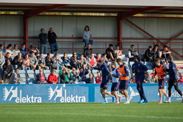 Entrenamiento del primer equipo de Osasuna en Tajonar con la presencia de integrantes de la 'Grada Social'