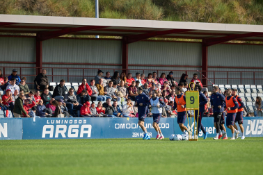 Entrenamiento del primer equipo de Osasuna en Tajonar con la presencia de integrantes de la 'Grada Social'