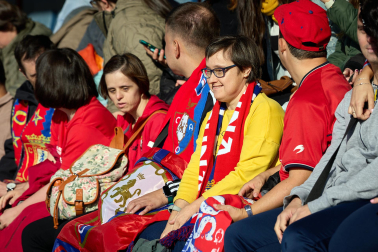 Entrenamiento del primer equipo de Osasuna en Tajonar con la presencia de integrantes de la 'Grada Social'