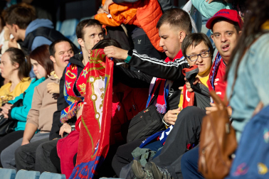 Entrenamiento del primer equipo de Osasuna en Tajonar con la presencia de integrantes de la 'Grada Social'