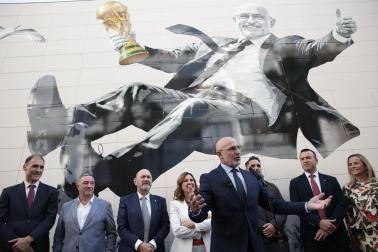El seleccionador español de fútbol, Luis de la Fuente, durante la visita al mural que le homenajea en Valenci