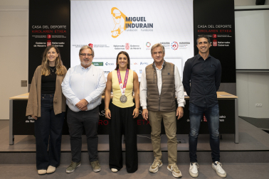 Sandra Muñoz, Natxo Arbeloa, Ariane Toro,  Félix Pastor y Xabier Larraya, en el acto de recibimiento a la subcampeona mundial