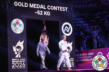 Ariane Toro, junto a su padre y técnico José. saliendo al tatami para disputar la final del Mundial en Bakú