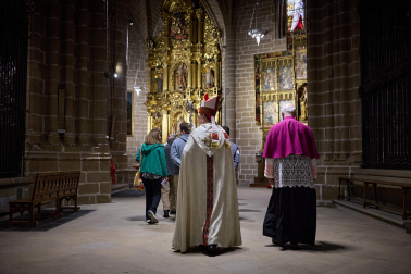 El arzobispo Florencio Roselló dirigió la oración en la catedral de Pamplona en honor a San Francisco de Asís en el 800 aniversario de su muerte