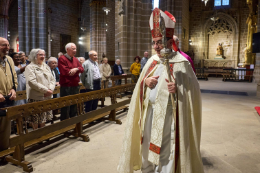 El arzobispo Florencio Roselló dirigió la oración en la catedral de Pamplona en honor a San Francisco de Asís en el 800 aniversario de su muerte