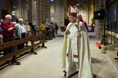 El arzobispo Florencio Roselló dirigió la oración en la catedral de Pamplona en honor a San Francisco de Asís en el 800 aniversario de su muerte
