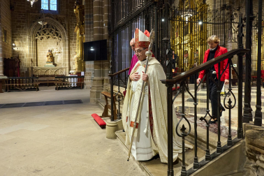 El arzobispo Florencio Roselló dirigió la oración en la catedral de Pamplona en honor a San Francisco de Asís en el 800 aniversario de su muerte