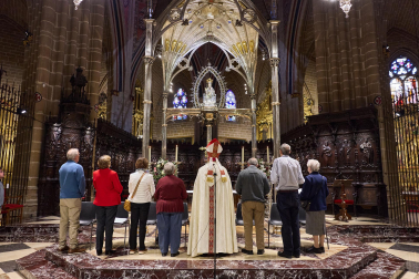 El arzobispo Florencio Roselló dirigió la oración en la catedral de Pamplona en honor a San Francisco de Asís en el 800 aniversario de su muerte
