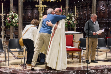 El arzobispo Florencio Roselló dirigió la oración en la catedral de Pamplona en honor a San Francisco de Asís en el 800 aniversario de su muerte