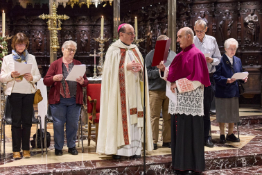 El arzobispo Florencio Roselló dirigió la oración en la catedral de Pamplona en honor a San Francisco de Asís en el 800 aniversario de su muerte