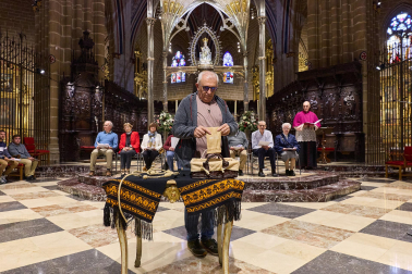 El arzobispo Florencio Roselló dirigió la oración en la catedral de Pamplona en honor a San Francisco de Asís en el 800 aniversario de su muerte
