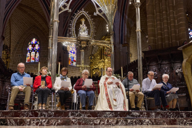 El arzobispo Florencio Roselló dirigió la oración en la catedral de Pamplona en honor a San Francisco de Asís en el 800 aniversario de su muerte