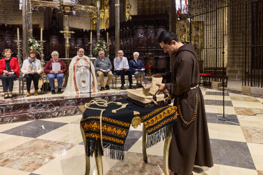 El arzobispo Florencio Roselló dirigió la oración en la catedral de Pamplona en honor a San Francisco de Asís en el 800 aniversario de su muerte