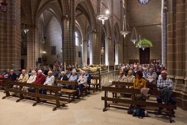 El arzobispo Florencio Roselló dirigió la oración en la catedral de Pamplona en honor a San Francisco de Asís en el 800 aniversario de su muerte