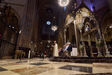 El arzobispo Florencio Roselló dirigió la oración en la catedral de Pamplona en honor a San Francisco de Asís en el 800 aniversario de su muerte