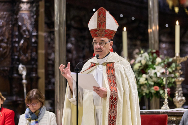 El arzobispo Florencio Roselló dirigió la oración en la catedral de Pamplona en honor a San Francisco de Asís en el 800 aniversario de su muerte