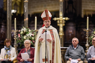 El arzobispo Florencio Roselló dirigió la oración en la catedral de Pamplona en honor a San Francisco de Asís en el 800 aniversario de su muerte