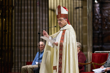El arzobispo Florencio Roselló dirigió la oración en la catedral de Pamplona en honor a San Francisco de Asís en el 800 aniversario de su muerte