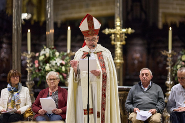 El arzobispo Florencio Roselló dirigió la oración en la catedral de Pamplona en honor a San Francisco de Asís en el 800 aniversario de su muerte