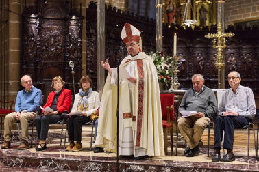 El arzobispo Florencio Roselló dirigió la oración en la catedral de Pamplona en honor a San Francisco de Asís en el 800 aniversario de su muerte